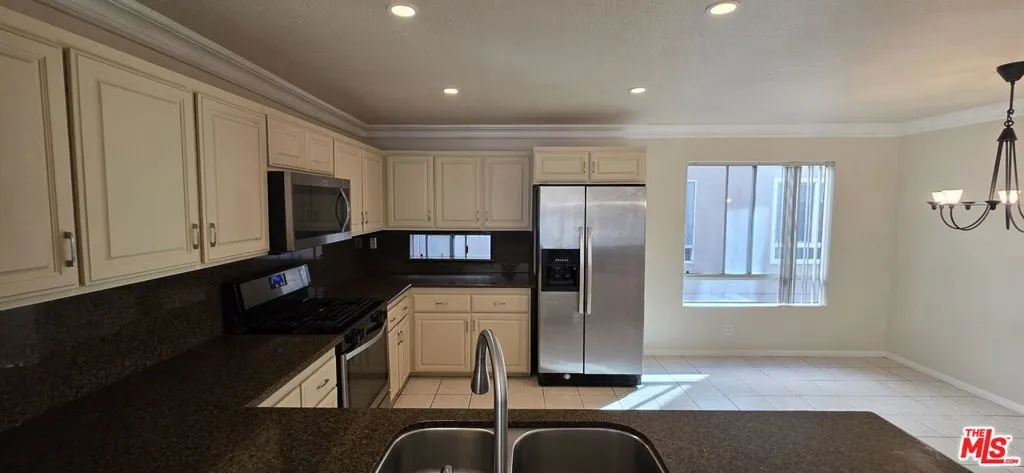 1154 N Sycamore Avenue 8, Los Angeles, California 90038 home-pic-4